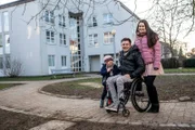 Nach einer riskanten Operation ist der junge Familienvater Sven Kunze plötzlich querschnittsgelähmt.