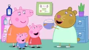 Der Fisch Goldi frisst nicht und wirkt unglücklich. Peppa (2.v.r.), Schorsch (2.v.l.) und Mama Wutz (l.) fahren deshalb mit ihr mit dem Bus zum Tierarzt. Bei Doktor Hamster (r.) ist Goldi dann wieder fröhlich und kerngesund. War der Goldfischdame etwa nur langweilig?