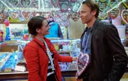 Maria Weber (Annett Renneberg) und Martin Stein (Bernhard Bettermann) haben ziemlich viel Spaß auf dem Rummel.