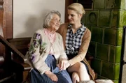 Auch Oma Hedwig (Dorothea Walda, l.) versucht es mit dem Führerschein. Sie will Saskia (Rike Schmid, r.) beweisen, dass sie noch nicht zum alten Eisen gehört.