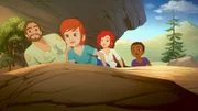 Graham (l.), Zoé (2.v.l.), Sarah (2.v.r.) und Harvey (r.) haben sich auf die Lauer gelegt, um etwas ganz Seltenes anzuschauen: ein weißes Büffelkalb.
