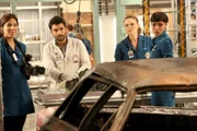 Gelingt es (v.l.) Angela (Michaela Conlin), Rodolfo Fuentes (Ignacio Serricchio), Brennan (Emily Deschanel) und Cam (Tamara Taylor), die Überreste der verkohlten Leiche aus dem ausgebrannten Auto zu identifizieren?