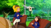 Die Brieftaube Wölkchen hilft Bibi (l.) und Leonie (r.) den Brief sicher ans Ziel zu bringen.