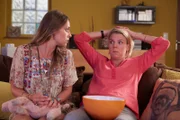 Toni (Sina Tkotsch, l.) und Eva (Mirja Boes) sitzen entspannt vor dem Fernseher.