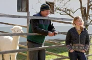 Jenser (Peter Schneider) hilft Lotte (Brigitte Hobmeier) mit den Alpakas.