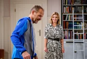 Katja (Isabell Stern, r.) schrickt innerlich zusammen, als Markus (Timo Ben Schöfer, l.) während der Wanderung herausfinden will, was Vincent beschäftigt.