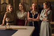 ONE VELVET, "Täuschungen", am Dienstag (01.04.25) um 21:45 Uhr. Luisa (Manuela Vellés), Rita (Cecilia Freira), Clara (Marta Hazas) und Ana (Paula Echevarría) sind nachts in der Schneiderei überrascht worden. v.l.n.r.: Manuela Vellés, Cecilia Freira, Marta Hazas, Paula Echevarría