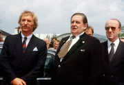 Baby Schimmerlos (Franz Xaver Kroetz,l.), der Ministerpräsident (Georg Marischka) und Staatssekretär Klaustaler (Walter Schiedinger, r).
