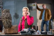 Eva (Mirja Boes) wendet sich in ihrer Verliebtheit an die Eule.  Dr. Andreas Kratzke (Martin Gruber) lauscht.