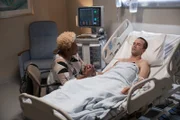 Dr. Loretta Wade (CCH Pounder, l.); Christopher LaSalle (Lucas Black, r.)