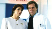 Klinikchefin Irene Kadenbach (Claudia Wenzel) und Dr. Stefan Frank (Sigmar Solbach)