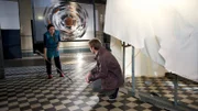 Die Putzfrau Heike Frenzel (Anne-Kathrin Gummich, l.) hatte Brandt unfreiwillig in die Schlagzeilen gebracht: Versehentlich hatte sie einen Fleck von einem seiner Kunstwerke entfernt. Die Kunsthalle hat daraus ein großes Drama gemacht, während Brandt selbst versucht hat, Heike Frenzel zu trösten. Nils Theede (Jonas Laux, r.) geht der Sache auf die Spur.