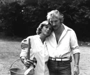 Der Traum vom eigenen Haus scheint sich zu erfüllen. Baby (Franz  Xaver Kroetz) und Mona (Senta Berger) können ihr Glück immer noch nicht fassen.