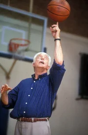Dr. Mark Sloan (Dick Van Dyke) versucht sich als Basketballer und zaubert einige tolle Tricks hervor.
