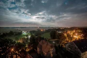 Blick auf ein Dorf in einer Vollmondnacht