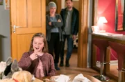 Carlotta (Mila Breiter) möchte sich unbedingt für ihre Mutter testen lassen. Sie versteht nicht, warum Kinder nicht zugelassen sind. im Hintergrund: Eva (Lucie Muhr), Andreas (Ralph Gassmann)