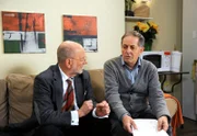 Alfred (Rolf Nagel, l.) unterstützt Achim (Peter Rühring, r.) bei dessen Vorbereitung für die Hochzeitsrede.
