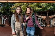 Luisa Mertens (Lilly Wiedemann, l.) und Dr. Susanne Mertens (Elisabeth Lanz, r.) beobachten Luisas Patenrind Gerd. Der junge Bulle humpelt, aber der Zoo hat ganz andere Pläne mit Tieren, die nicht vorm Aussterben bedroht sind.