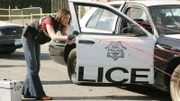 Das Team muss den Tod eines Polizisten klären, der bei einem Einsatz im Kugelhagel ums Leben kam. Akribisch sucht Sara (Jorja Fox) nach Anhaltspunkten, aus welcher Richtung der Todesschuss kam - und ob er aus der Waffe eines Latinos oder eines Polizisten abgefeuert wurde...