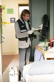 Ein Liebespaar wurde auf hinterhältige Art und Weise ermordet. Greg (Eric Szmanda) beginnt mit seinen Nachforschungen am Tatort.