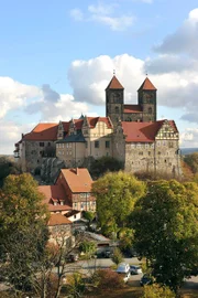 32 Denkmäler in Deutschland sind auf der Welterbeliste der UNESCO verzeichnet. Allein 8 davon befinden sich in Mitteldeutschland. Sachsen-Anhalt ist besonders reich gesegnet mit dem "Tafelsilber", das als wertvolles Kulturgut von Generation zu Generation vererbt werden sollte. Während sich ausländische Touristen von diesen architektonischen oder landschaftlichen Schmuckstücken besondersangezogen fühlen, ist das Wissen der Einheimischen über die benachbarten Welterbestätten oft lückenhaft. Dabei präsentieren sie sich gerade in Mitteldeutschland sehr vielfältig. Sie reichen vom funktionalen Stil der Bauhäuser über die Weimarer Klassik, den Lutherschen Wirkungsstätten bis zur Fachwerkromantik Quedlinburgs und zum größten Landschaftspark Europas. Unter den konkreten Vorgaben der UNESCO die "Einzigartigkeit" und "Authentizität" einer Welterbestätte zu erhalten, ist - wie die Praxis zeigt- immer wieder eine Herausforderung. Dom von Quedlinburg.