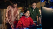 Hakim (Mads Albatros) und Moritz (Jan Friedrichsen) schauen Jasina (Sophia Grande) beim Recherchieren über die Schulter.