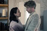 Therapeutin Dr. Marita Rubesch (Jessica McIntyre) trauert mit ihrem Mann Dr. Hannes Rubesch (Golo Euler) um ihre Schwester Lena.