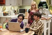 Raj (Kunal Nayyar, l.) und Howard (Simon Helberg, r.) haben endlich ihre Erfindung fertiggestellt. Doch als sie unmittelbar danach eine E-Mail von der NASA erhalten, glauben sie, die Regierung ist hinter ihnen her. Bernadette (Melissa Rauch, M.) kann ihre Panik jedoch nicht nachvollziehen?
