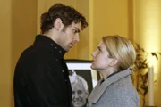 Anna (Jeanette Biedermann, r.) führt Jonas (Roy Peter Link, l.) an einen Ort, wo er um seinen Vater trauern kann.