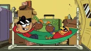 Carl und Sergio verstecken sich in Bobbys Van.
