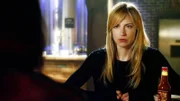 Parker (Beth Riesgraf) gibt sich als Restaurantkritikerin aus. Sie hofft auf diese Weise mehr Informationen von den Angestellten der Kochschule zu bekommen.
