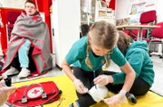 Die Ortsgruppe vom Jugendrotkreuz trifft sich jeden Samstag. 4 Gruppen junger Sanitäter unterschiedlicher Altersgruppen üben Erste Hilfe und bilden sich weiter.