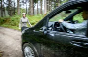 Lale (Yeliz Simsek, l.) läuft Miro (Pablo Sprungala, r.) aus Versehen vors Auto und vor Schreck hält er sie für Greta.