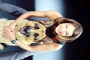 Kriminalinspektorin Niki Herzog (Elke Winkens) mit Rex ...