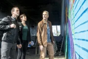 Ein neuer Fall führt das Team in den Stadtteil Holy Cross, der seinerzeit durch den Hurrikan Katrina schwer in Mitleidenschaft gezogen wurde: Pride (Scott Bakula, r.), Lasalle (Lucas Black, l.) und Brody (Zoe McLellan, M.) ...