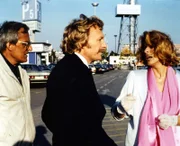 Herbie (Dieter Hildebandt, links) und Baby (Franz Xaver Kroetz) holen Babys Freundin Mona (Senta Berger) vom Flughafen ab. Leider stehen die beiden so unter Stress, dass der Empfang gründlich daneben geht.