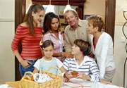 Das Familienleben bei den Kleists bleibt nicht nur wegen Piwis (David Bode, 3.v.r.) erster Verliebtheit turbulent (v.l.: Marie Seiser als Lisa Kleist, Lisa-Marie Werner als Clara Hofer, Christina Plate als Marlene Holstein, Ulrich Pleitgen als Johannes Kleist und Uta Schorn als Inge März).
