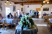 Greta fühlt sich nicht wohl in Luis’ Armen, obwohl ihr Einstand als Partnerin ein Erfolg ist. (mit Antje Hagen, vorne l., Joachim Nimtz, vorne 2.v.l., Tanja Lanäus, vorne r., Laura Osswald, hinten l. und Michael Baral, hinten r.).