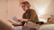 Blum (Anna Maria Mühe) sieht sich Zeichnungen von Dunjas Peinigern an.