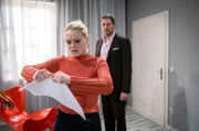 Christoph (Dieter Bach, r.) versucht die aufgebrachte Annabelle (Jenny Löffler, l.) zu beruhigen.
