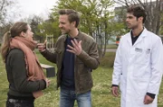 Niklas (Roy Peter Link, M.) glaubt, dass Paul (Mike Hoffmann, M.) seinen Sohn schlägt. Der macht sich bei Eva (Sarina Radomski, l.) Luft. Er hat große Angst, seinen Sohn zu verlieren.
