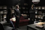 Ein Attentäter hat im Auto des bekannten Ex-Footballers Trevor "Doc" Dugan (Craig Bierko, r.) eine Bombe versteckt. Keiner ahnt, dass bei der Explosion nicht Doc getötet wird, sondern sein Assistent Jake Stewart, der dessen Jacke trug. Teresa (Robin Tunney, l.) und Patrick (Simon Baker, M.) beginnen mit den Ermittlungen um den Täter zu finden ...