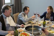 NDR Fernsehen HEITER BIS TÖDLICH: MORDEN IM NORDEN, "Auf Herz und Nieren", am Donnerstag (21.05.15) um 23:30 Uhr. Im Revier wird auch mal gefeiert gefeiert: V.l.n.r. Schröter (Veit Stübner),  Ernst (Jürgen Uter) und Sandra Schwartenbeck (Marie-Luise Schramm).
