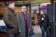 ARD HEITER BIS TÖDLICH - MORDEN IM NORDEN, II. Staffel der Krimiserie am Vorabend mit 16 neuen Folgen, Folge 30 "Über Bord" am Dienstag (02.07.13) um 18.50 Uhr im Ersten. Finn Kiesewetter (Sven Martinek, l.) und Sandra Schwartenbeck (Marie-Luise Schramm, r.) vermuten, dass Dr. Mannheimer (Rolf Kanies, r.), der Präsident des Segelclubs etwas mit dem Tod von Benny Kerber zu tun hat.