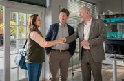 Mit Freude führen Dr. Mertens (Elisabeth Lanz, l.) und Direktor Jasper Winter (Dominik Weber, M.) den Sponsor Dietmar Hoffman (Götz Schubert, r.) durch die Räume der Tierarztpraxis. Der Kontakt ist vielversprechend und wichtig für das Studierenden Projekt „Generation Zoo“.