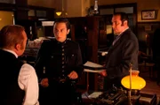 Constable Crabtree (Jonny Harris) und Slorach (Patrick McKenna) diskutieren die Beweise, welche helfen könnten, Murdoch zu finden. v.l.n.r.