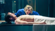 Blum (Anna Maria Mühe) verabschiedet sich von Mark (Maximilian Kraus) bevor sie ihn für die Beerdigung vorbereitet.