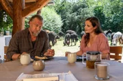 Mike Redmann (Matthias Komm, l.) tut sich nach einer schwerwiegenden Diagnose nicht leicht, einen guten Rat seiner Freundin Susanne Mertens (Elisabeth Lanz, r.) anzunehmen.