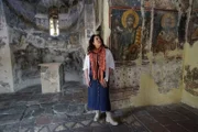 Bettany Hughes in der St Nicholas Kirche in Berat Albanien.