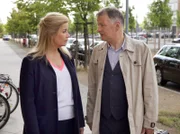 Vor einem wichtigen Termin, der die mögliche Schließung der Sachsenklinik verhindern könnte, hat Dr. Roland Heilmann (Thomas Rühmann) der Klinikdirektorin Sarah Marquardt (Alexa Maria Surholt) eine Mitteilung zu machen. In der vergangenen Nacht, bei langen Gesprächen mit Prof. Simoni, dem ehemaligen Klinikdirektor, ist eine Entscheidung gefallen. Diese wird Sarah nicht gefallen.